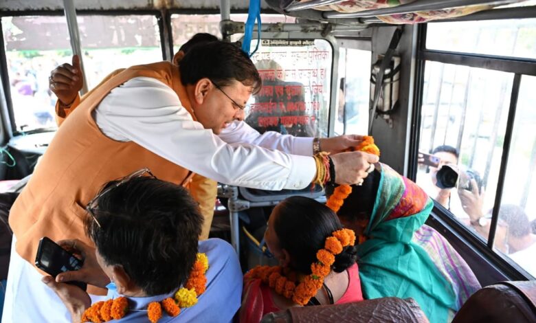 मुख्यमंत्री पुष्कर सिंह धामी ने श्रद्धालुओं के दल को गंगोत्री धाम के लिए किया रवाना मुख्यमंत्री पुष्कर सिंह धामी ने श्रद्धालुओं के दल को गंगोत्री धाम के लिए किया रवाना