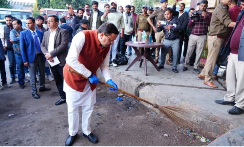सीएम धामी का सरप्राइज इंस्पेक्शन: गंदगी देखकर की सफाई, जनता से सुनी समस्याएँ..