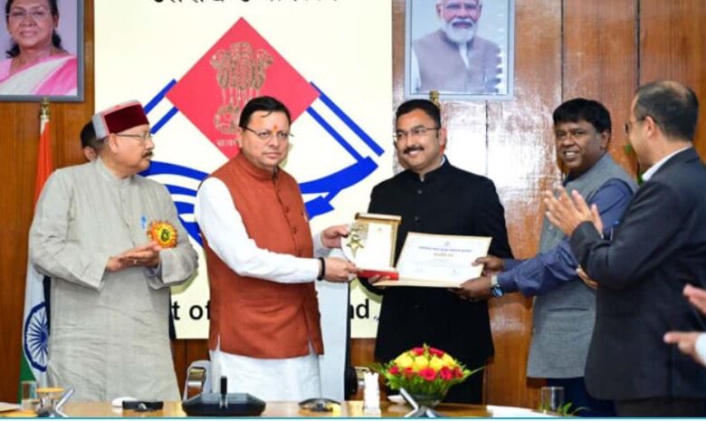 सड़क सुरक्षा में उत्कृष्ट प्रदर्शन: देहरादून में सीएम धामी ने आठ अधिकारियों को दिया पुरस्कार..