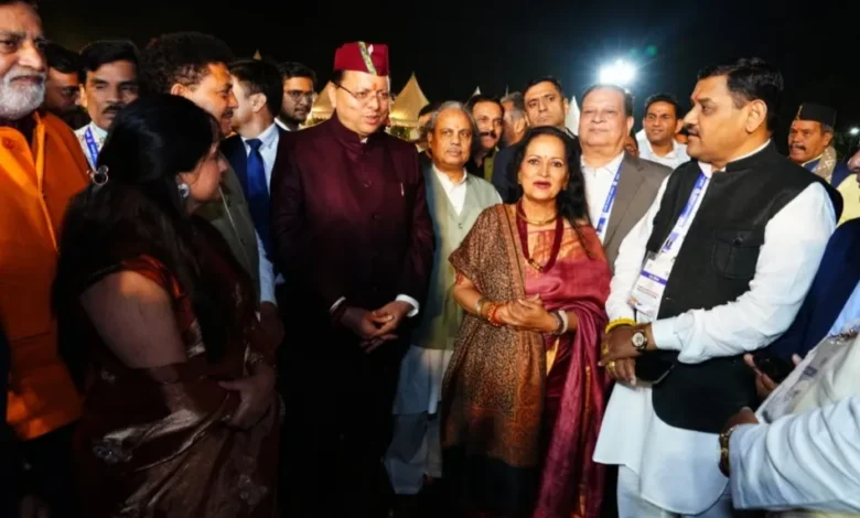 मुख्यमंत्री आवास में गूंजे उत्तराखंड की मिट्टी के स्वर, प्रवासियों के स्वागत में भावुक माहौल.. मुख्यमंत्री आवास में गूंजे उत्तराखंड की मिट्टी के स्वर, प्रवासियों के स्वागत में भावुक माहौल..