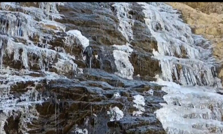 उत्तराखंड में बढ़ी ठंड: बदरीनाथ धाम में जम गए नाले और झरने..