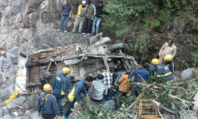 “देहरादून में दर्दनाक दुर्घटना: 220 मीटर खाई में गिरा पिकअप, एक मृत, एक घायल” “देहरादून में दर्दनाक दुर्घटना: 220 मीटर खाई में गिरा पिकअप, एक मृत, एक घायल”
