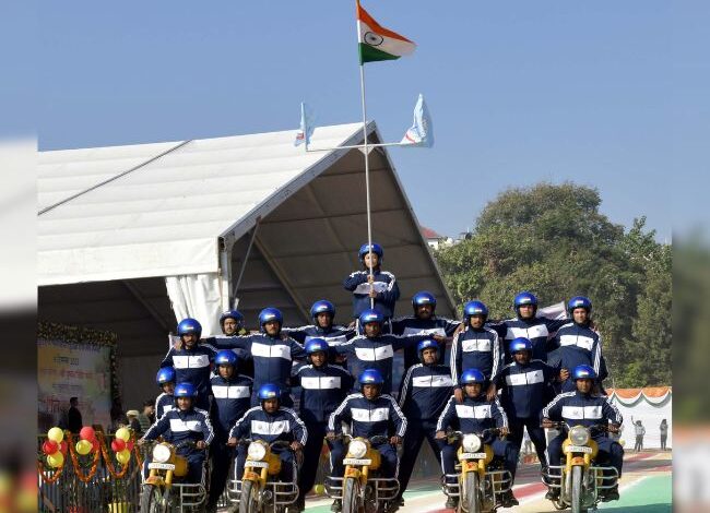 त्तराखंड होमगार्ड का प्रदर्शन: देहरादून में मोटरसाइकिल दस्ते ने दिखाया कौशल.. त्तराखंड होमगार्ड का प्रदर्शन: देहरादून में मोटरसाइकिल दस्ते ने दिखाया कौशल..