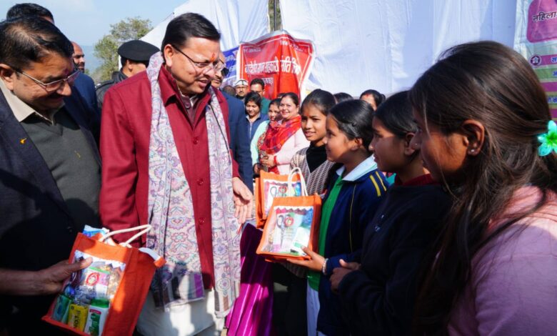 मुख्यमंत्री पुष्कर सिंह धामी ने ‘जन-जन की सरकार, जन-जन के द्वार’ अभियान का निरीक्षण किया. मुख्यमंत्री पुष्कर सिंह धामी ने ‘जन-जन की सरकार, जन-जन के द्वार’ अभियान का निरीक्षण किया.