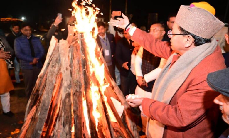 मुख्यमंत्री ने मंगलवार को नगला तराई रोड हर्षु इंक्लेव में सुमित गुम्बर के आवास पर लोहड़ी समारोह में प्रतिभाग किया। मुख्यमंत्री ने मंगलवार को नगला तराई रोड हर्षु इंक्लेव में सुमित गुम्बर के आवास पर लोहड़ी समारोह में प्रतिभाग किया।