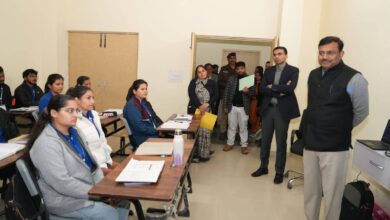 मुख्य सचिव आनन्द बर्द्धन ने बुधवार को देहरादून जनपद में कौशल विकास एवं सेवायोजन विभाग के अंतर्गत संचालित स्किल हब सहसपुर का दौरा किया।