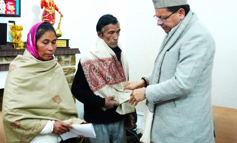 मुख्यमंत्री श्री पुष्कर सिंह धामी से आज मुख्यमंत्री आवास में स्वर्गीय अंकिता भंडारी के पिता श्री वीरेंद्र सिंह भंडारी व माता श्रीमती सोनी देवी ने भेंट की।