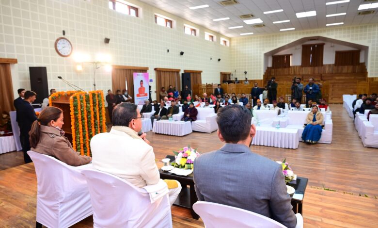 मुख्यमंत्री ने स्व. अंकिता भंडारी के माता-पिता के द्वारा प्रस्तुत मांगों पर विधि-सम्मत, निष्पक्ष एवं त्वरित कार्यवाही का भरोसा दिलाते हुए कहा कि उन्हें न्याय दिलाना सरकार की सर्वोच्च प्राथमिकता है।