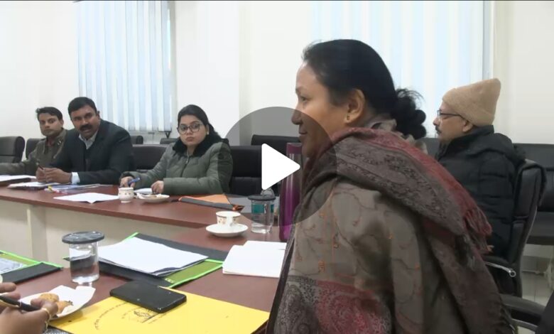 उत्तराखंड के सरकारी स्कूलों में इस बार कक्षा 3 और 6 के पाठ्यक्रमों में बदलाव किया जाएगा।