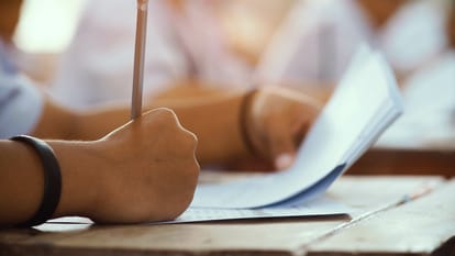 Uttarakhand Board Exam: 21 फरवरी से 20 मार्च तक होंगी 10वीं-12वीं की परीक्षाएं, यहां देखिए पूरी डेटशीट.