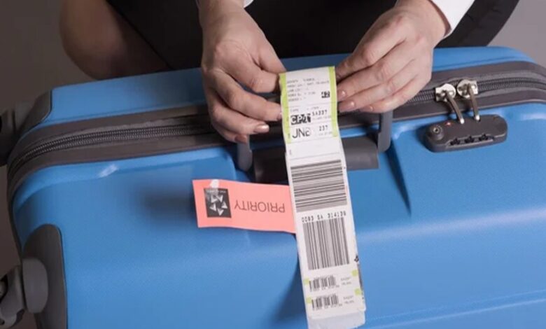 क्या आप भी यूं ही फेंक देते हैं Airplane Tag? छिपी होती है खुफिया जानकारी, हमेशा इस तरह फाड़ें
