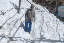 यमुनोत्री धाम: हिमस्खलन से मार्ग क्षतिग्रस्त, कई फीट बर्फ जमा, सुरक्षात्मक कार्य के लिए जा रहे मजदूर भी फंसे