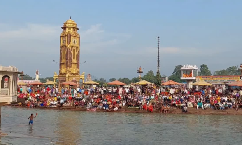 महिला के गंगा स्नान वीडियो के साथ टेंपरिंग, एआई से बनाया अश्लील, तीर्थ पुरोहितों में आक्रोश महिला के गंगा स्नान वीडियो के साथ टेंपरिंग, एआई से बनाया अश्लील, तीर्थ पुरोहितों में आक्रोश