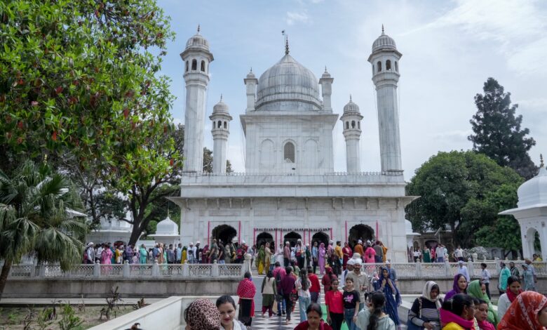 श्री झण्डे जी पर दर्शन मनौतियों के लिए अब लगा दूनवासियों का तांता