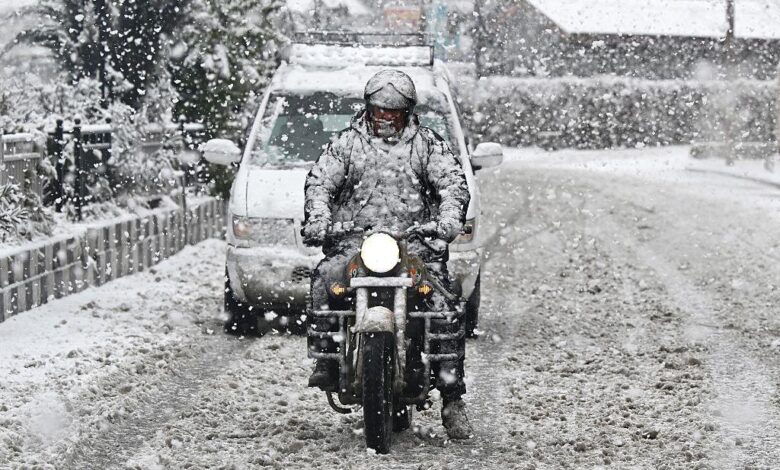 मौसम ने बदला मिजाज, बारिश-बर्फबारी का असर मौसम ने बदला मिजाज, बारिश-बर्फबारी का असर