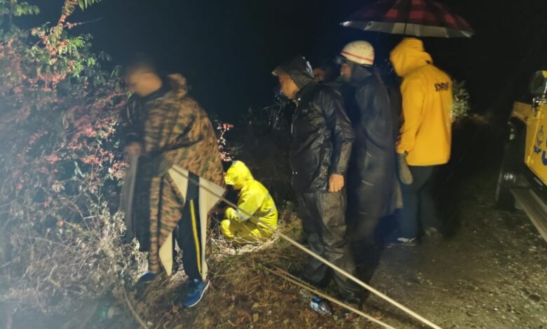 देहरादून, मसूरी क्षेत्रान्तर्गत हाथीपांव के पास एक वाहन दुर्घटनाग्रस्त, एसडीआरएफ, उत्तराखंड ने किया 02 का रेस्क्यू देहरादून, मसूरी क्षेत्रान्तर्गत हाथीपांव के पास एक वाहन दुर्घटनाग्रस्त, एसडीआरएफ, उत्तराखंड ने किया 02 का रेस्क्यू