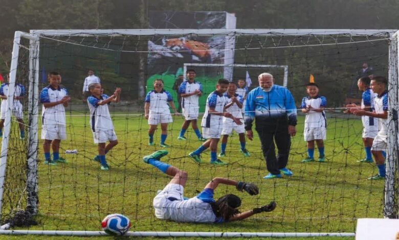 सिक्किम में पीएम मोदी ने खेला फुटबॉल, सोशल मीडिया पर शेयर की तस्वीरें, आप भी देखिए