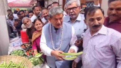 Uttarakhand: पूर्व सीएम हरीश रावत की तरबूज-खरबूज पार्टी, चखाया सियासी स्वाद, नारी शक्ति बंधन अधिनियम पर बोले
