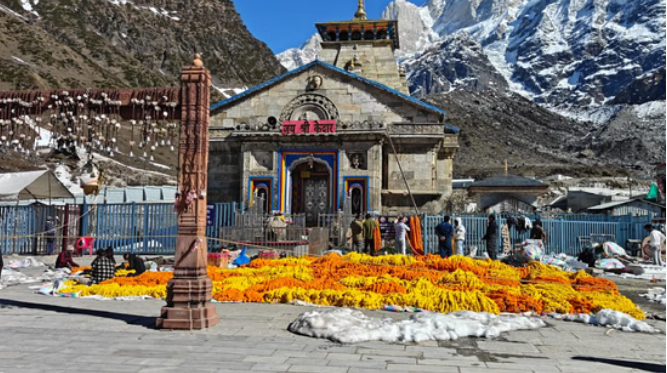 Kedarnath Dham: फूलों से सजने लगा बाबा केदार का धाम, आज गौरीकुंड पहुंचेगी उत्सव डोली, 22 को खुलेंगे कपाट