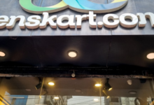 Dehradun: बजरंग दल का लेंसकार्ट शोरूम में प्रदर्शन, कर्मियों को लगाया तिलक-बांधा कलावा, सांसद ने जताई नाराजगी