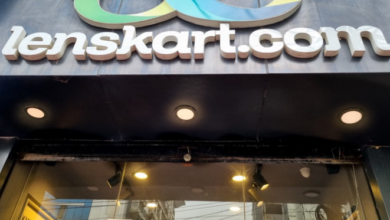 Dehradun: बजरंग दल का लेंसकार्ट शोरूम में प्रदर्शन, कर्मियों को लगाया तिलक-बांधा कलावा, सांसद ने जताई नाराजगी