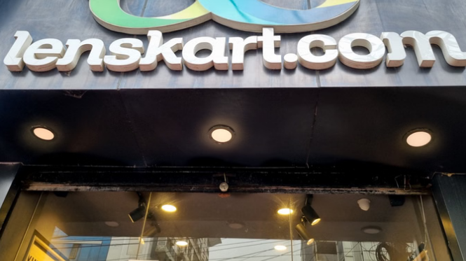 Dehradun: बजरंग दल का लेंसकार्ट शोरूम में प्रदर्शन, कर्मियों को लगाया तिलक-बांधा कलावा, सांसद ने जताई नाराजगी