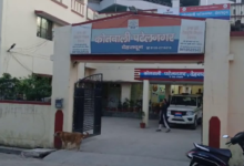 देहरादून में अस्पतालकर्मी पर कांच की टूटी बोतल से जानलेवा हमला, विवाद सुलझाने के दौरान किया अटैक