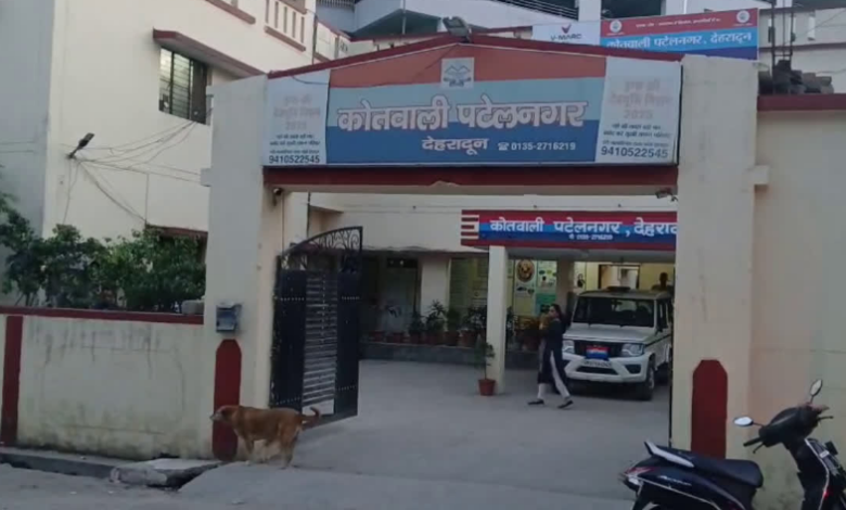 देहरादून में अस्पतालकर्मी पर कांच की टूटी बोतल से जानलेवा हमला, विवाद सुलझाने के दौरान किया अटैक