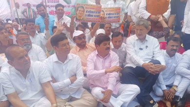 महिला आरक्षण बिल पर राजनीतिक घमासान जारी, कांग्रेस ने उत्तराखंड विधानसभा के सामने दिया धरना