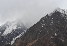 बदरीनाथ की ऊंची चोटियों पर बर्फबारी, कपाट खुलते ही बर्फ से निखरा भू बैकुंठ धाम