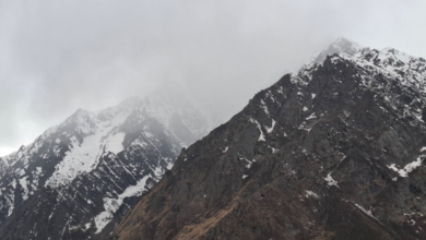 बदरीनाथ की ऊंची चोटियों पर बर्फबारी, कपाट खुलते ही बर्फ से निखरा भू बैकुंठ धाम