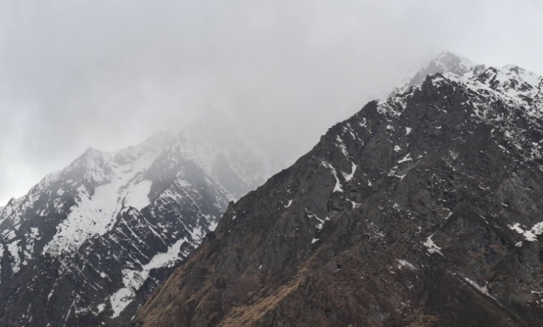 बदरीनाथ की ऊंची चोटियों पर बर्फबारी, कपाट खुलते ही बर्फ से निखरा भू बैकुंठ धाम