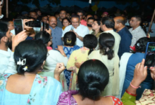 देहरादून कैनाल रोड पर शराब की दुकान का जोरदार विरोध, महिलाओं के धरने में पहुंचे मंत्री गणेश जोशी