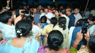 देहरादून कैनाल रोड पर शराब की दुकान का जोरदार विरोध, महिलाओं के धरने में पहुंचे मंत्री गणेश जोशी