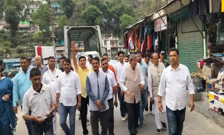 आपदा प्रभावित क्षेत्र थराली पहुंचे पूर्व सीएम हरीश रावत, डिजास्टर मैनेजमेंट पर सरकार के काम से दिखे नाखुश