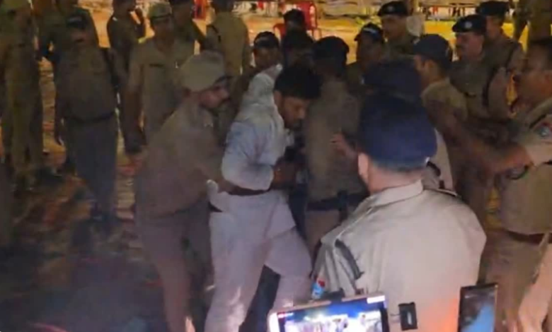 किच्छा स्ट्रांग रूम के बाहर देर रात हंगामा, कांग्रेस प्रत्याशी राजेश प्रताप और पुलिस के बीच नोकझोंक, जानें कारण किच्छा स्ट्रांग रूम के बाहर देर रात हंगामा, कांग्रेस प्रत्याशी राजेश प्रताप और पुलिस के बीच नोकझोंक, जानें कारण