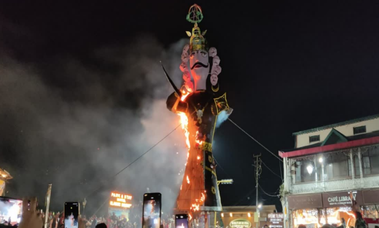 मसूरी में धूमधाम से मना दशहरा, श्रीराम की झांकियों पर पुष्पवर्षा, गांधी चौक पर रावण दहन, हनुमान के पात्र बने आकर्षण
