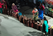 Tehri: घनसाली में गैस सिलिंडर के लिए आधी रात एजेंसी के बाहर उमड़ी भीड़, अफरातफरी के बीच प्रशासन ने लौटाया