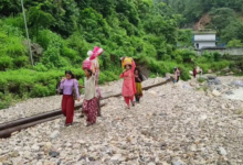 बरसात ने छीना सिल्लासौड़ का रास्ता, सालभर बाद भी नहीं सुधरे हालात, जान जोखिम में डालकर स्कूल जाते हैं बच्चे