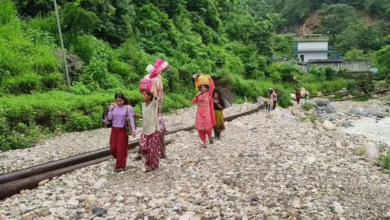 बरसात ने छीना सिल्लासौड़ का रास्ता, सालभर बाद भी नहीं सुधरे हालात, जान जोखिम में डालकर स्कूल जाते हैं बच्चे बरसात ने छीना सिल्लासौड़ का रास्ता, सालभर बाद भी नहीं सुधरे हालात, जान जोखिम में डालकर स्कूल जाते हैं बच्चे