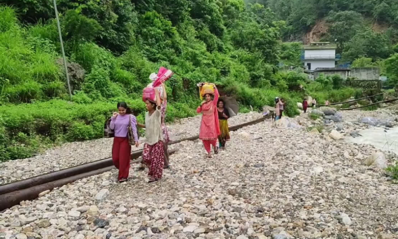 बरसात ने छीना सिल्लासौड़ का रास्ता, सालभर बाद भी नहीं सुधरे हालात, जान जोखिम में डालकर स्कूल जाते हैं बच्चे बरसात ने छीना सिल्लासौड़ का रास्ता, सालभर बाद भी नहीं सुधरे हालात, जान जोखिम में डालकर स्कूल जाते हैं बच्चे