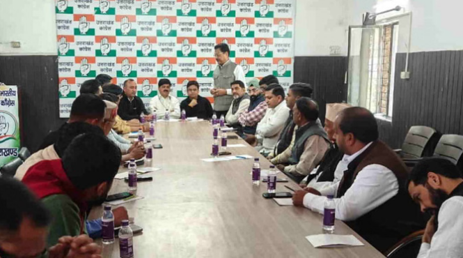 Uttarakhand: कांग्रेस में विवाद की वजह फेस, पार्टी खो रही बेस, दिग्गज नेताओं में चेहरा बनने के लिए संग्राम Uttarakhand: कांग्रेस में विवाद की वजह फेस, पार्टी खो रही बेस, दिग्गज नेताओं में चेहरा बनने के लिए संग्राम