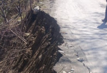 भागीरथी नदी से हो रहा कटाव: धराली में गंगोत्री हाईवे का 30 मीटर हिस्सा हुआ क्षतिग्रस्त, सेब का बगीचा भी तबाह