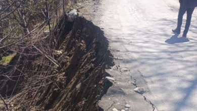 भागीरथी नदी से हो रहा कटाव: धराली में गंगोत्री हाईवे का 30 मीटर हिस्सा हुआ क्षतिग्रस्त, सेब का बगीचा भी तबाह