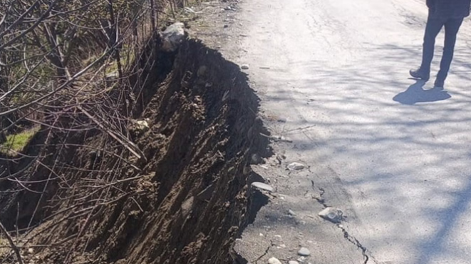 भागीरथी नदी से हो रहा कटाव: धराली में गंगोत्री हाईवे का 30 मीटर हिस्सा हुआ क्षतिग्रस्त, सेब का बगीचा भी तबाह भागीरथी नदी से हो रहा कटाव: धराली में गंगोत्री हाईवे का 30 मीटर हिस्सा हुआ क्षतिग्रस्त, सेब का बगीचा भी तबाह