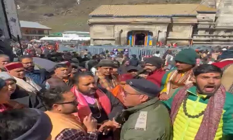 केदारनाथ में वीआईपी दर्शन को लेकर हंगामा, तीर्थपुरोहितों का फूटा गुस्सा, जानिये पूरा मामला