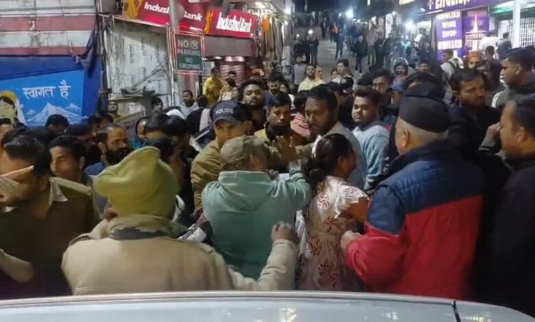 मसूरी माल रोड बैरियर पर दो दंपतियों के बीच जमकर हुई हाथापाई और गाली गलौज, जानिए पूरा मामला