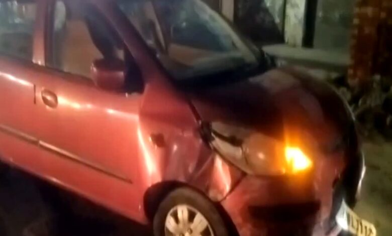 रुड़की में तेज रफ्तार का कहर, कार चालक ने वाहनों को मारी टक्कर, एक युवक की हालत नाजुक