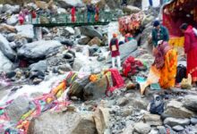 ये कैसी श्रद्धा? गंगोत्री के बाद यमुनोत्री में डाले जा रहे वस्त्र, उद्गम स्थल झेल रहे प्रदूषण का दंश