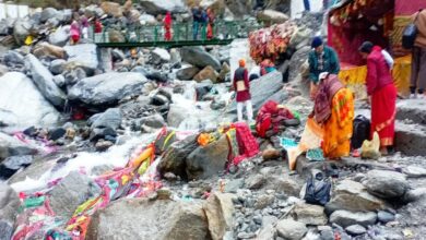 ये कैसी श्रद्धा? गंगोत्री के बाद यमुनोत्री में डाले जा रहे वस्त्र, उद्गम स्थल झेल रहे प्रदूषण का दंश